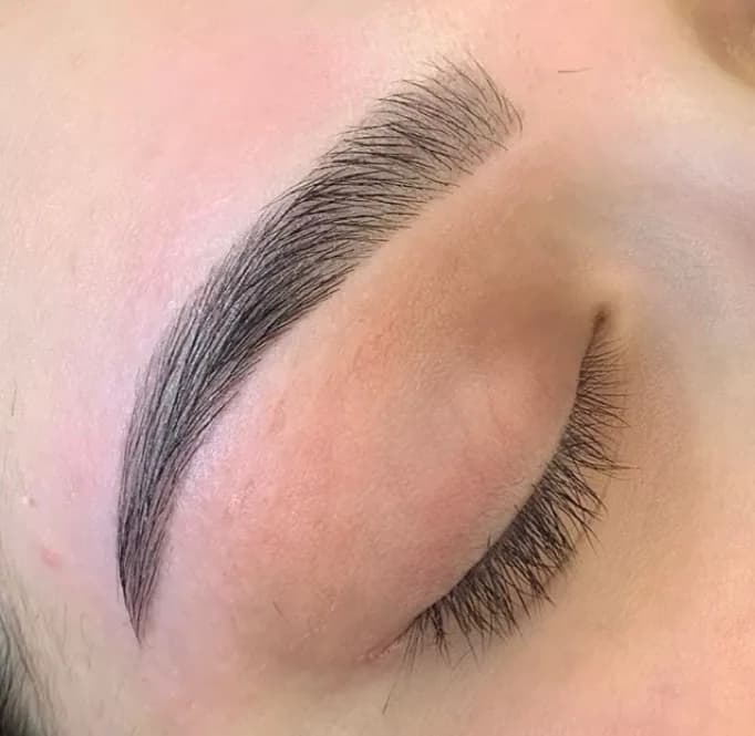 Design de Sobrancelha — Studio Rebeca Montanari, Barra Velha SC